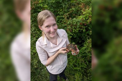 Natalia Strandberg holding a turtle.